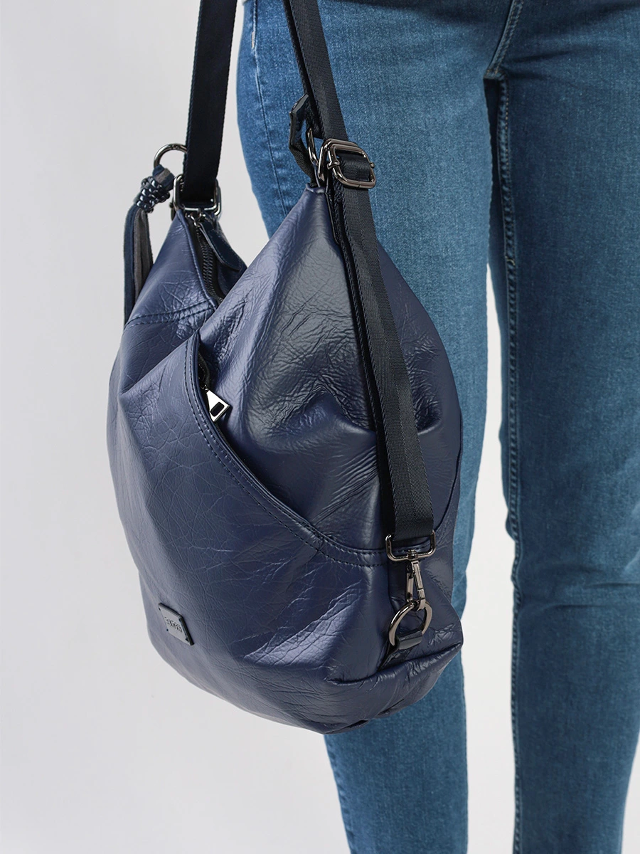 Сумка-рюкзак синего цвета с кисточкой